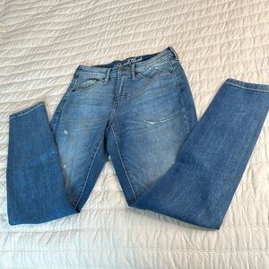 Universal thread size 4/27 high-rise skinny with very little distress in front